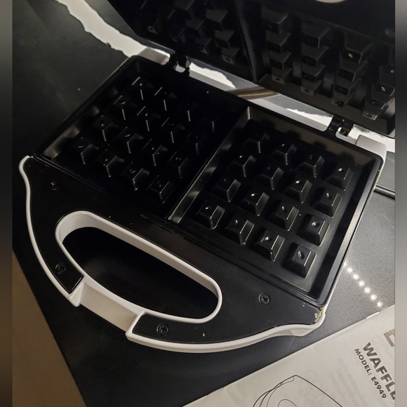 Small compact, waffle maker Like NEW -instruction booklet included - Picture 4 of 4